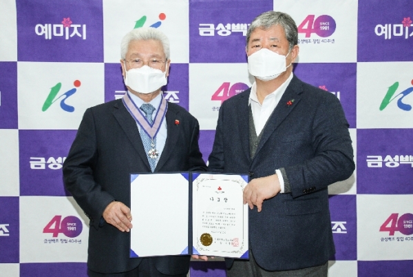 금성백조주택 정성욱 회장(왼쪽)과 대전 사회복지공동모금회 정태희 회장
